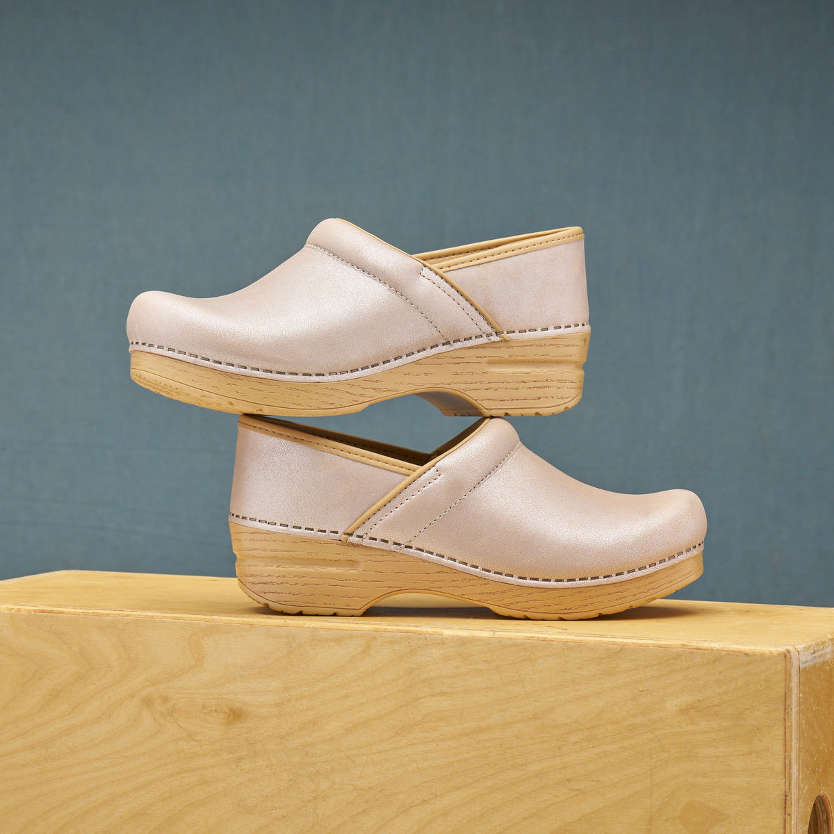 Professional Pearl Metallic - Dansko Smart Buy