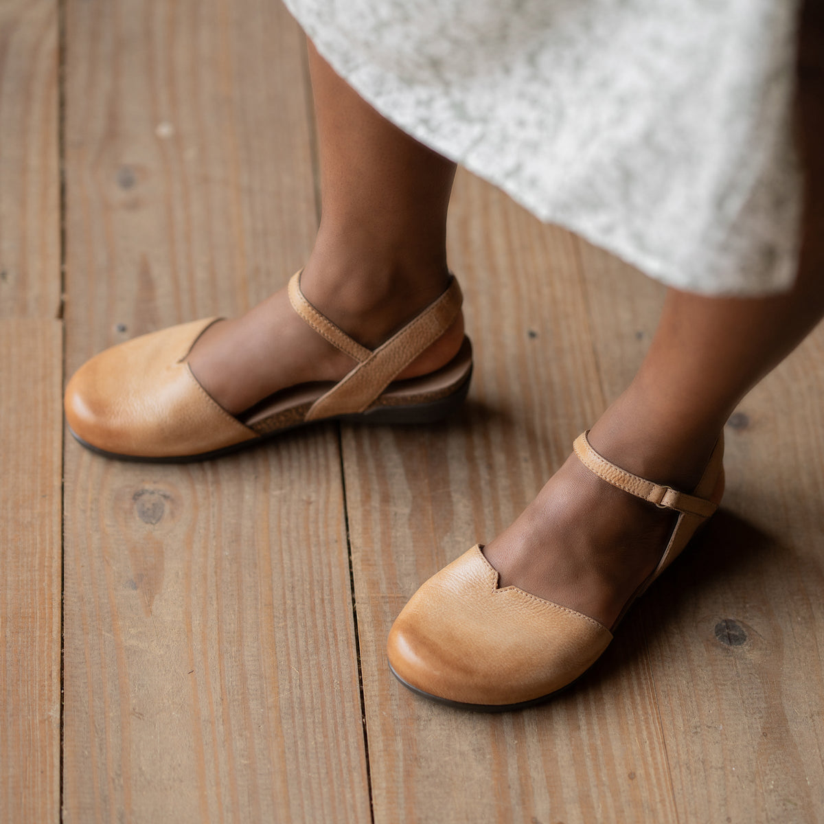 Rowan Wide Honey Distressed - Dansko Recommended